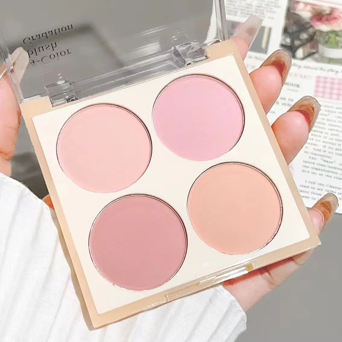 Blush matte de 4 cores, pêssego rosado, coral em pó, blush coreano de baixa saturação e textura suave, que ilumina e cria um efeito tridimensional.
