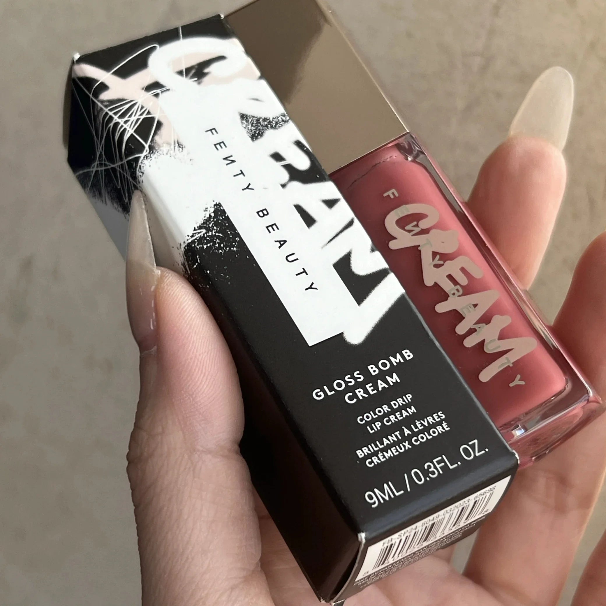 Batom FENTY BEAUTY Lip Balm de longa duração com glitter e brilho, hidratante e que dá volume aos lábios.