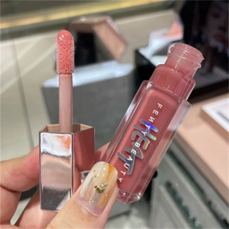Batom FENTY BEAUTY Lip Balm de longa duração com glitter e brilho, hidratante e que dá volume aos lábios.