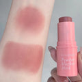 Blush em bastão aveludado e matte, de longa duração e baixa saturação, para uma maquiagem natural.