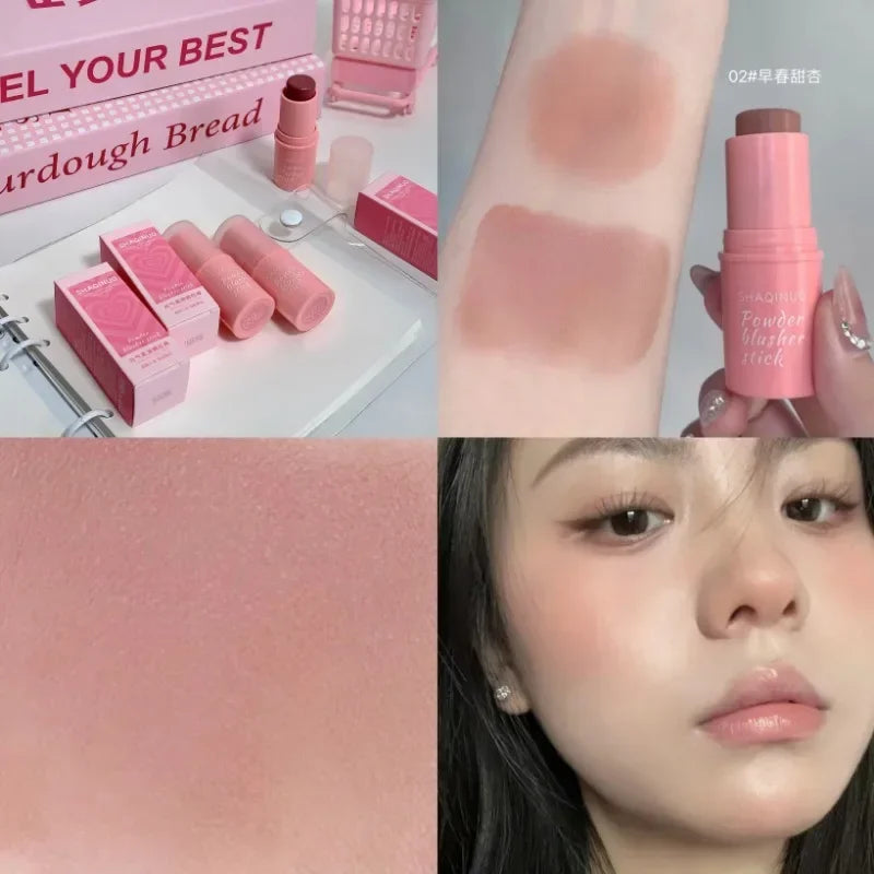 Blush em bastão aveludado e matte, de longa duração e baixa saturação, para uma maquiagem natural.
