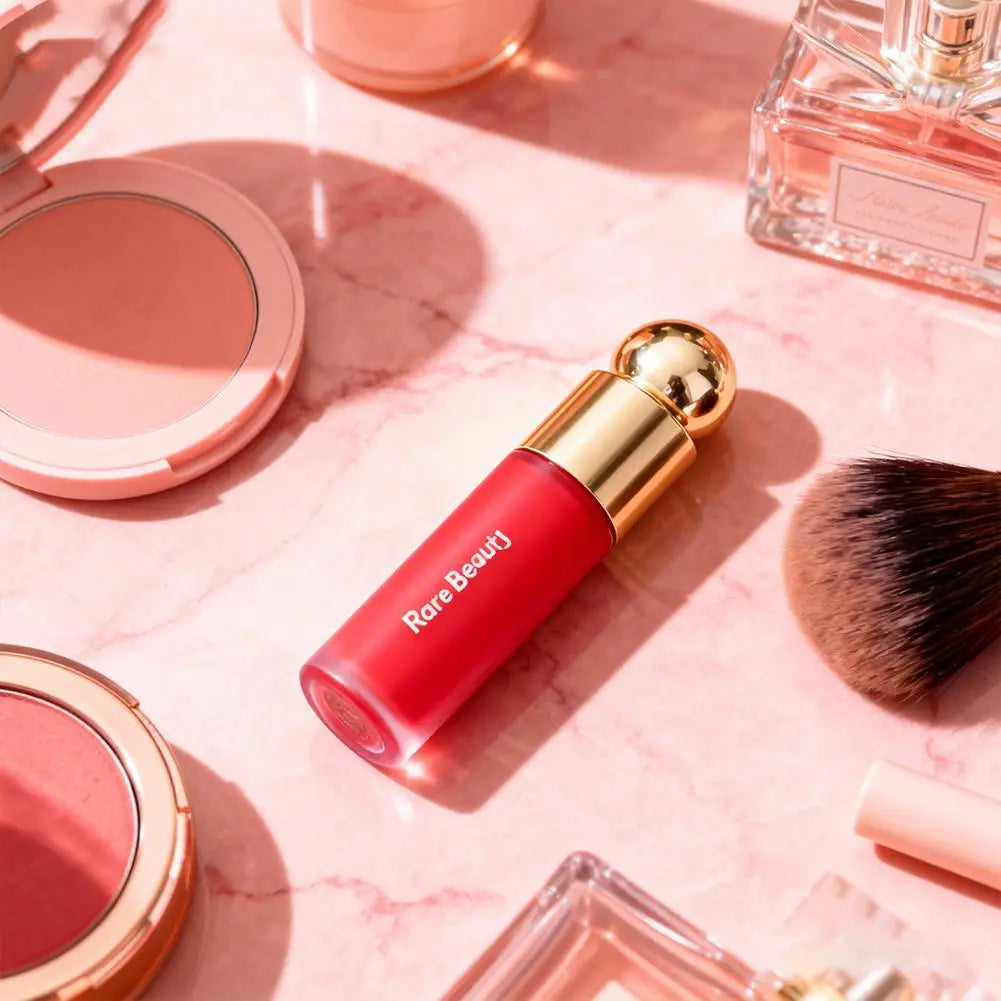 Blush Líquido Selena da Rare Beauty: Naturalmente radiante, de longa duração, com acabamento luminoso e textura leve, ideal para todos os tipos de pele.