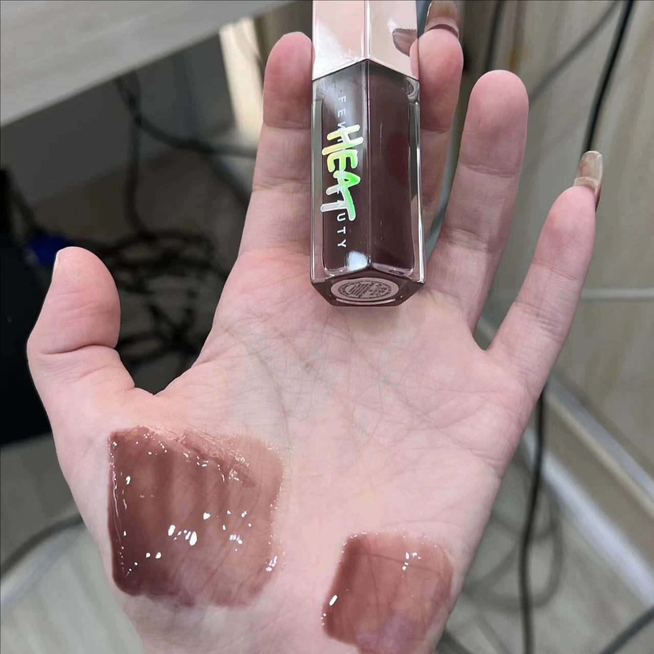 Batom FENTY BEAUTY Lip Balm de longa duração com glitter e brilho, hidratante e que dá volume aos lábios.