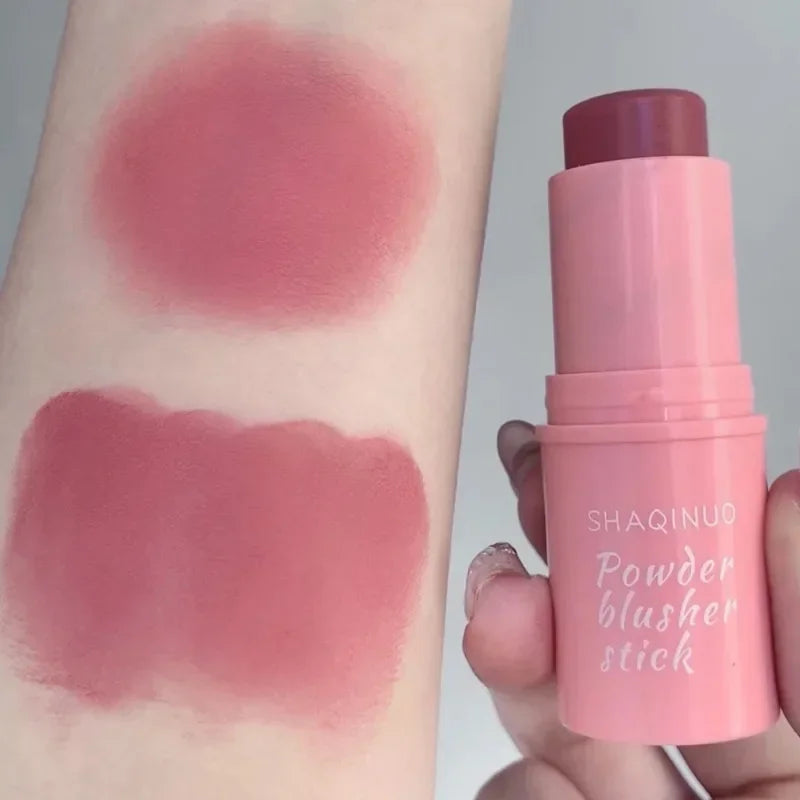 Blush em bastão aveludado e matte, de longa duração e baixa saturação, para uma maquiagem natural.