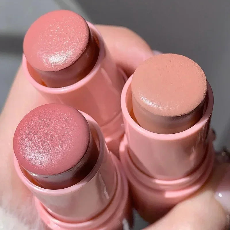 Blush em bastão aveludado e matte, de longa duração e baixa saturação, para uma maquiagem natural.